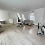 Stunning 4 Bed Mews House With Patio